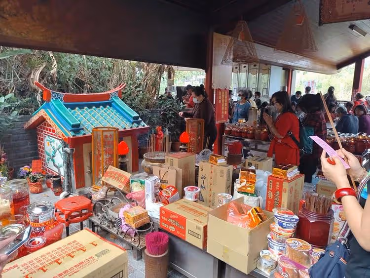 「泡麵土地公」信眾3天吃5萬碗！志工倒廚餘入溪　廟方認錯：餵魚避免浪費
