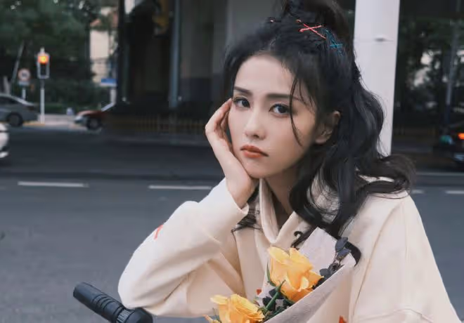 白鹿紅色深V連衣裙亮相遭吐槽，公主切髮型與厚底鞋成槽點？