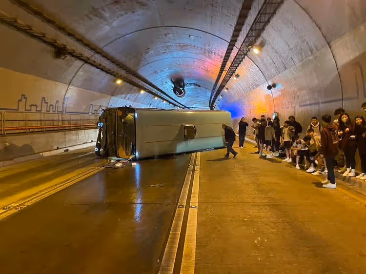 事故瞬間曝光！康橋校車翻覆增至18人送醫　校方緊急回應