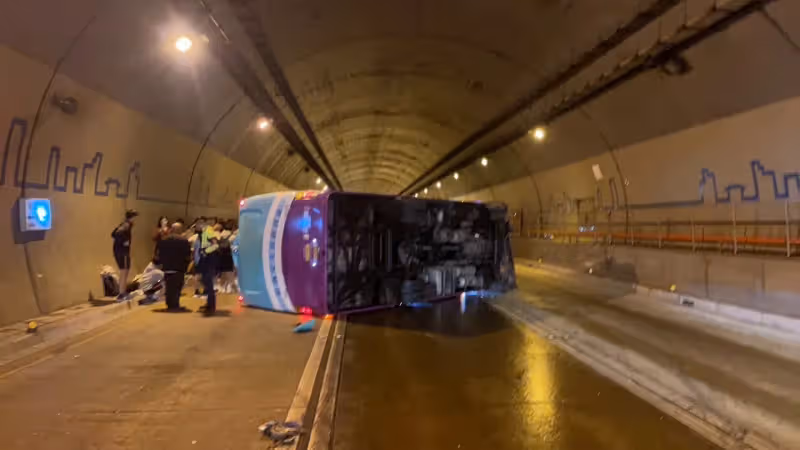 事故瞬間曝光！康橋校車翻覆增至18人送醫　校方緊急回應