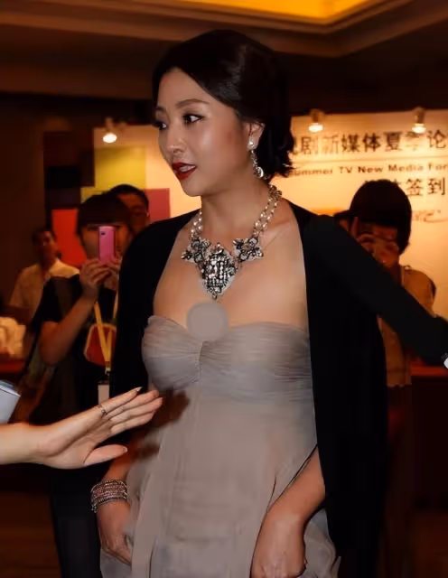 原來殷桃真人長這樣?看到她參加晚會的生圖後,44歲狀態真好
