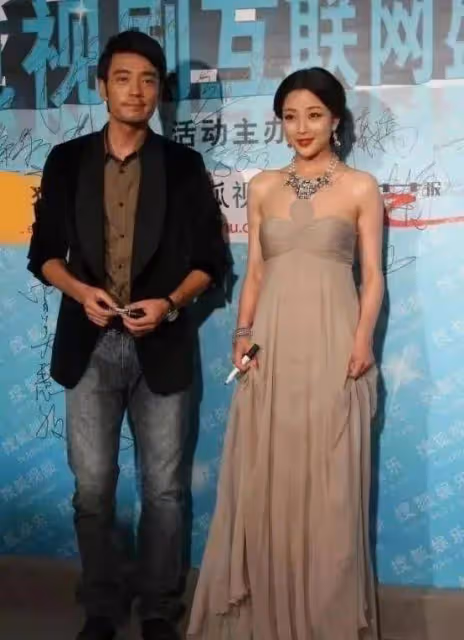 原來殷桃真人長這樣?看到她參加晚會的生圖後,44歲狀態真好