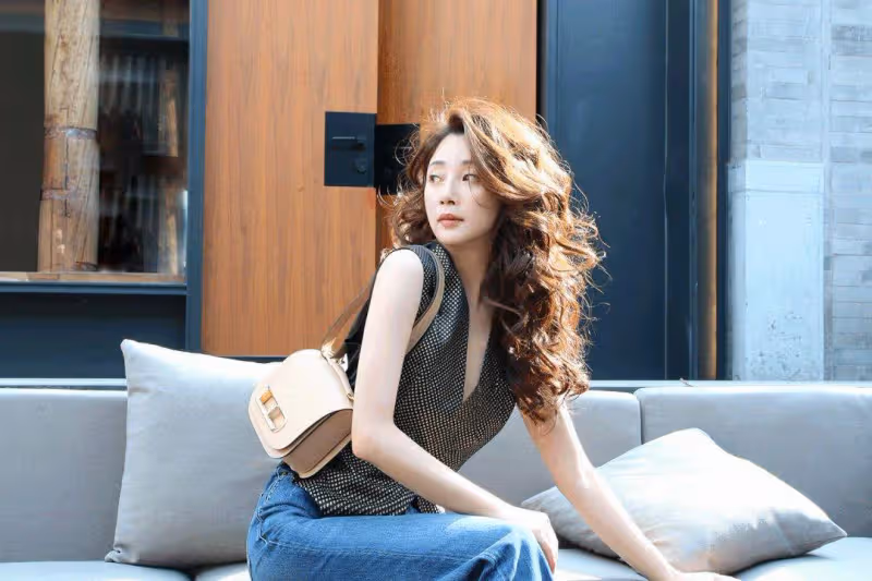 原來殷桃真人長這樣?看到她參加晚會的生圖後,44歲狀態真好