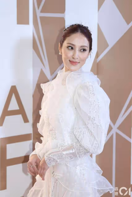 TVB女星白色長裙擔任《亞洲電影》主持!英文對答如流獲贊