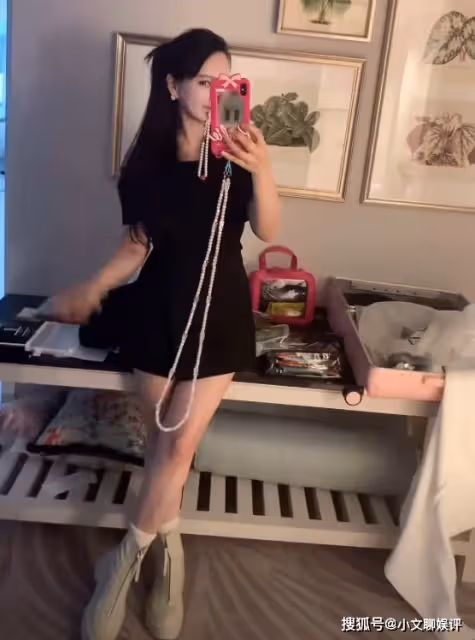 秦昊老婆現身霉霉演唱會，56歲伊能靜穿短裙扮可愛，睫毛哭掉了
