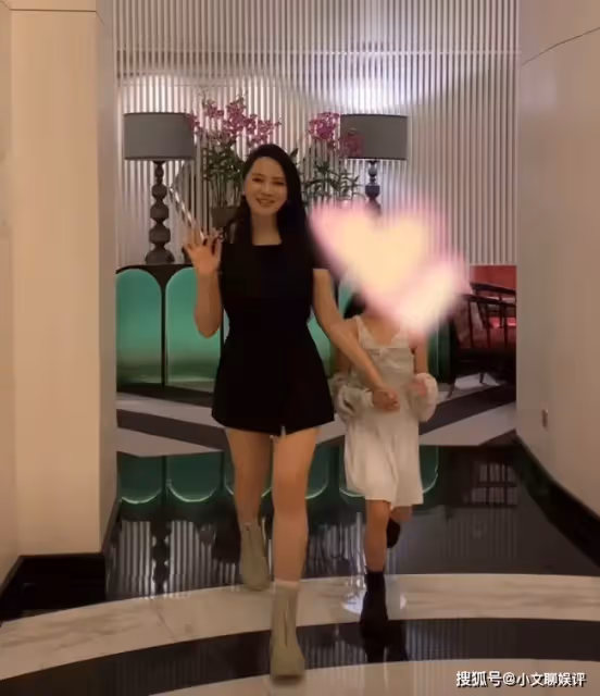 秦昊老婆現身霉霉演唱會，56歲伊能靜穿短裙扮可愛，睫毛哭掉了