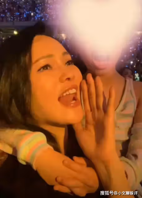 秦昊老婆現身霉霉演唱會，56歲伊能靜穿短裙扮可愛，睫毛哭掉了