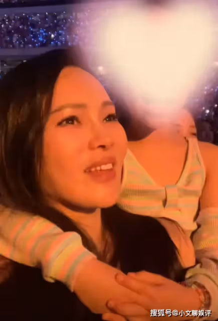 秦昊老婆現身霉霉演唱會，56歲伊能靜穿短裙扮可愛，睫毛哭掉了