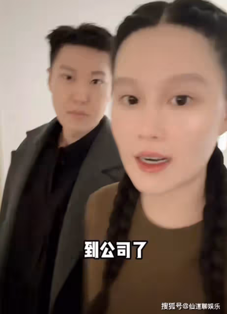 趙本山女兒產後開工,球球穿5W高奢鞋上班,2個月兒子胖出雙下巴
