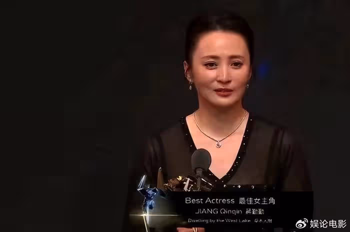 歲月不敗美人,53歲的李英愛撞見58歲的劉嘉玲,劉嘉玲略勝一籌