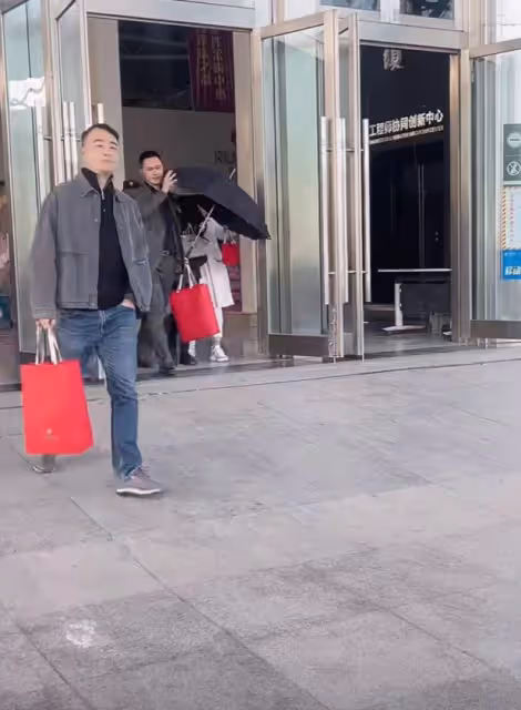曝章子怡諸暨買128萬珍珠,開800萬勞斯萊斯,畫面曝光引熱議