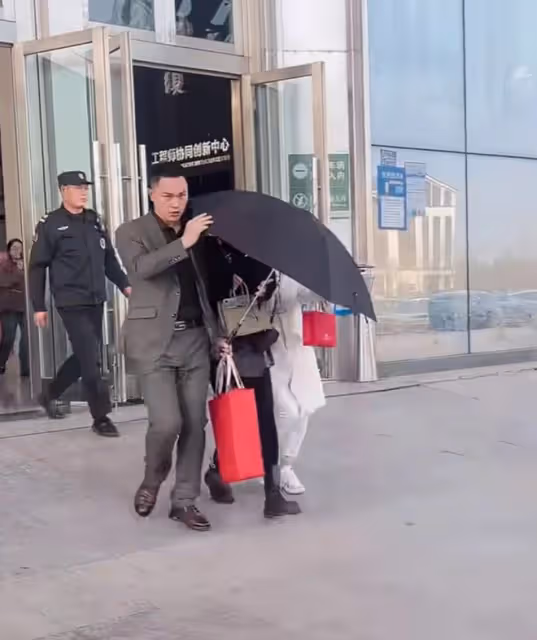 曝章子怡諸暨買128萬珍珠,開800萬勞斯萊斯,畫面曝光引熱議