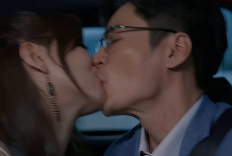 TVB男星羅子溢新劇賣力演出,計程車上親到嘴唇變形,由吻變成咬