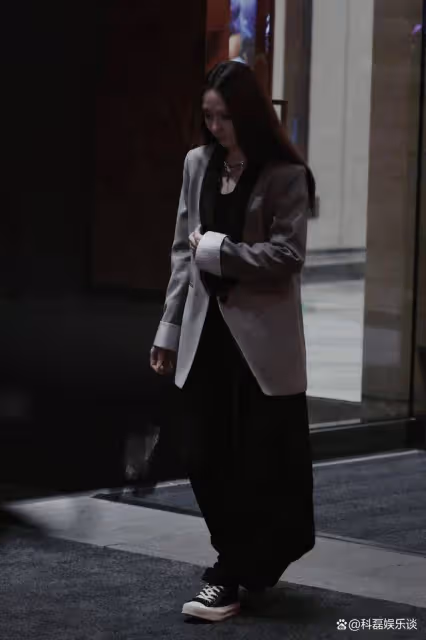 張予曦的液體裙,柳岩的黑絲腿,《浪姐5》女星的高級感出來了