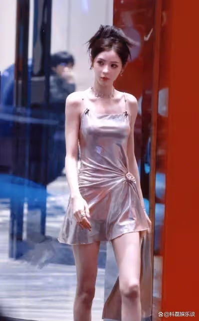 張予曦的液體裙,柳岩的黑絲腿,《浪姐5》女星的高級感出來了