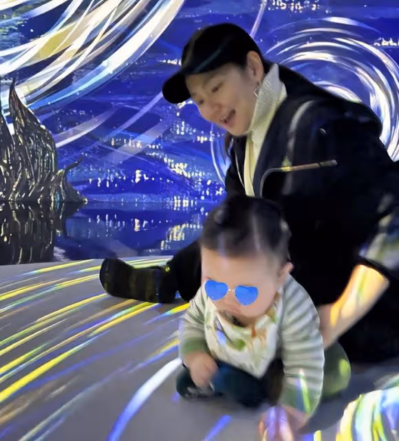 Selina兒子6個月長到20斤，兒子近照和她小時候一模一樣