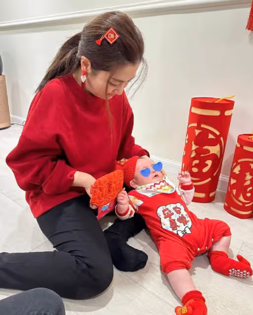 Selina兒子6個月長到20斤,兒子近照和她小時候一模一樣