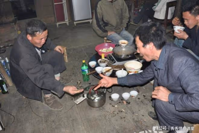 回村碰見低保戶二伯,他非要請我喝酒,我爸:太陽從西邊出來了