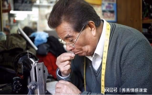 回村碰見低保戶二伯,他非要請我喝酒,我爸:太陽從西邊出來了