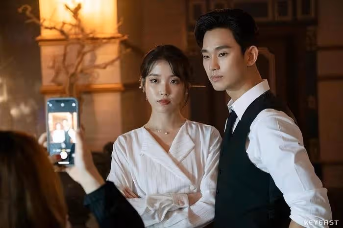 金秀賢在韓劇《眼淚女王》首播當天，現身IU演唱會，還大喊點歌