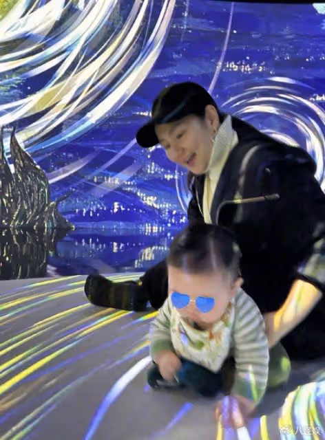 Selina一家五口看展,兒子皮膚白凈體型壯實,和媽媽兒時一模一樣