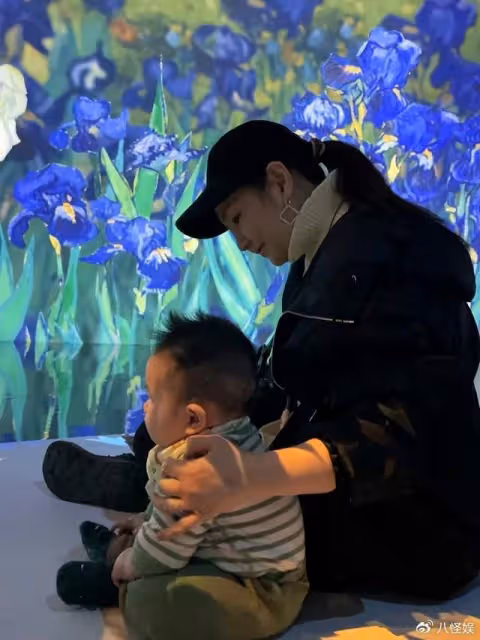 Selina一家五口看展,兒子皮膚白凈體型壯實,和媽媽兒時一模一樣