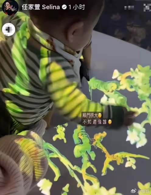 Selina一家五口看展，兒子皮膚白凈體型壯實，和媽媽兒時一模一樣