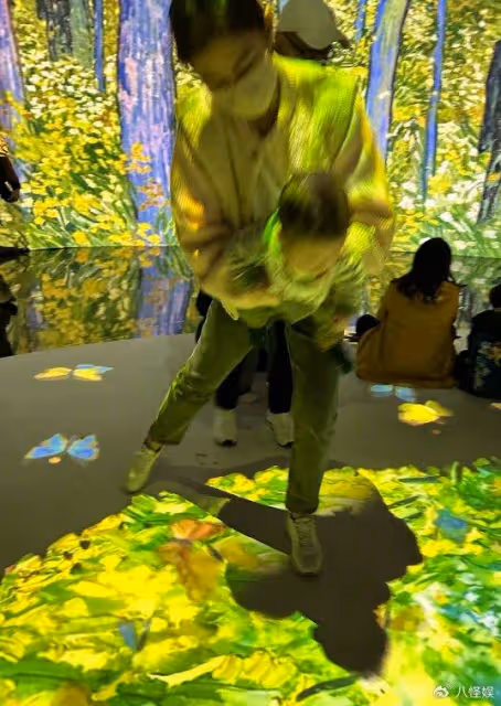 Selina一家五口看展，兒子皮膚白凈體型壯實，和媽媽兒時一模一樣