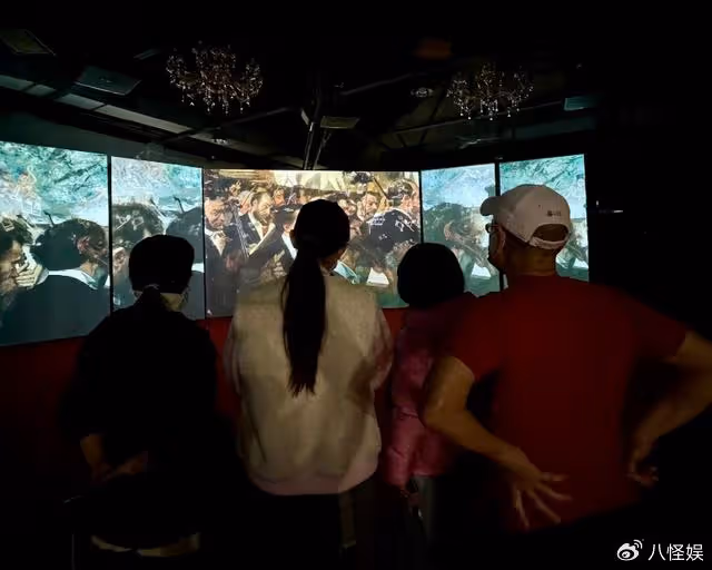 Selina一家五口看展，兒子皮膚白凈體型壯實，和媽媽兒時一模一樣