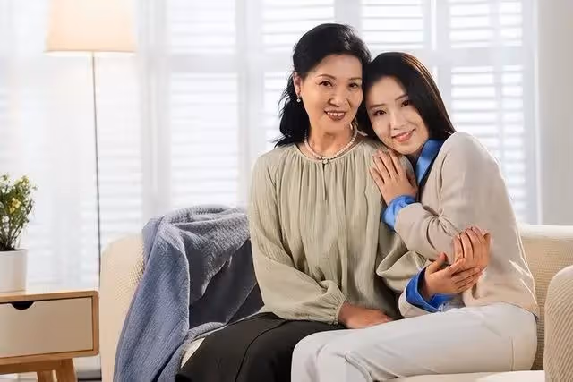 還清債務後我們三口拮据過年，初二從岳母家回來，妻子在路上哭了
