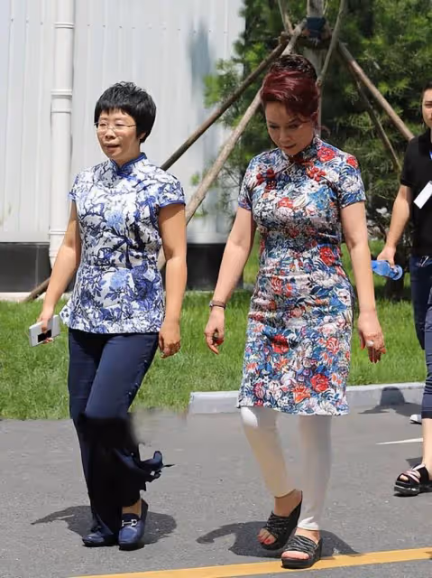 蔡明在街頭被拍真實接地氣,旗袍里還搭打底褲,典型的老奶奶穿法