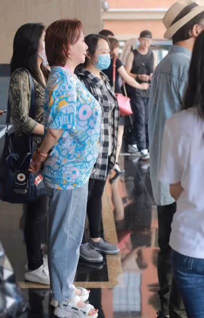 蔡明在街頭被拍真實接地氣,旗袍里還搭打底褲,典型的老奶奶穿法