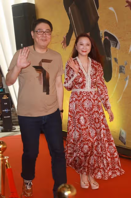 蔡明在街頭被拍真實接地氣,旗袍里還搭打底褲,典型的老奶奶穿法