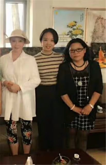 蔡明在街頭被拍真實接地氣,旗袍里還搭打底褲,典型的老奶奶穿法