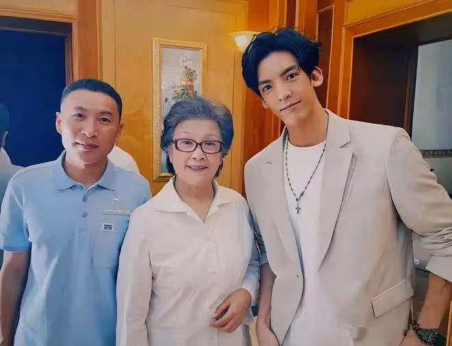 宋春麗這樣挺好的,滿頭白髮有老人真實感,比那些裝嫩打針強太多