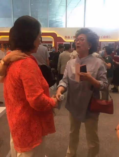 宋春麗這樣挺好的,滿頭白髮有老人真實感,比那些裝嫩打針強太多