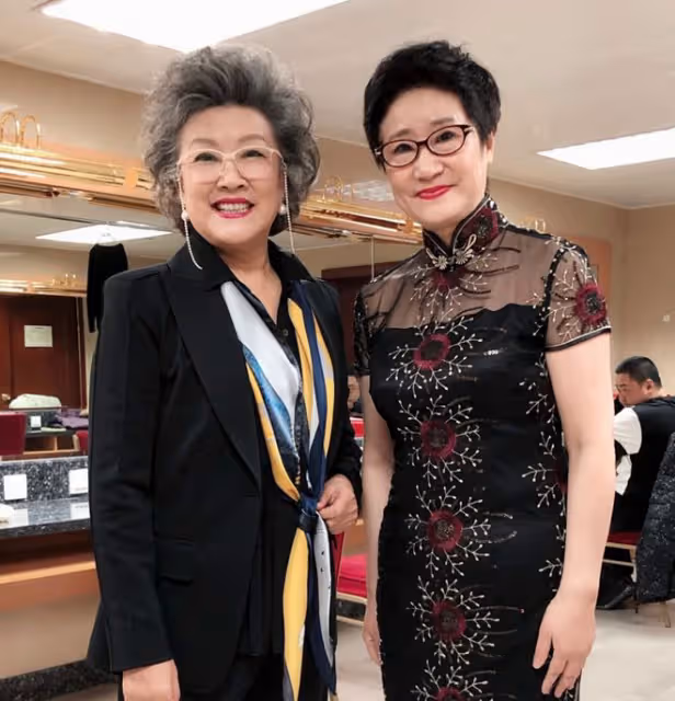宋春麗這樣挺好的,滿頭白髮有老人真實感,比那些裝嫩打針強太多