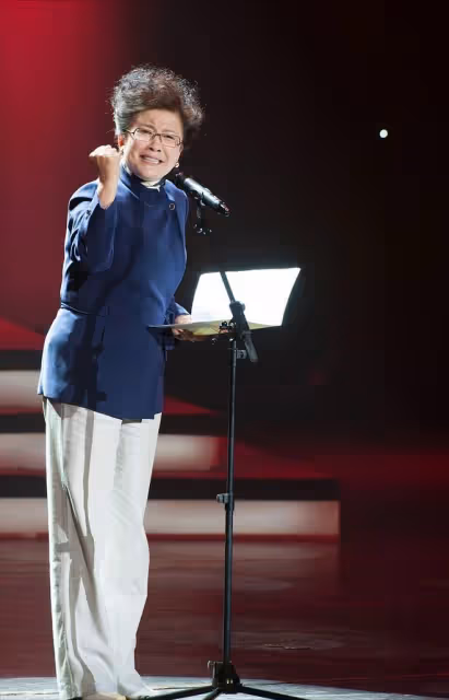宋春麗這樣挺好的,滿頭白髮有老人真實感,比那些裝嫩打針強太多