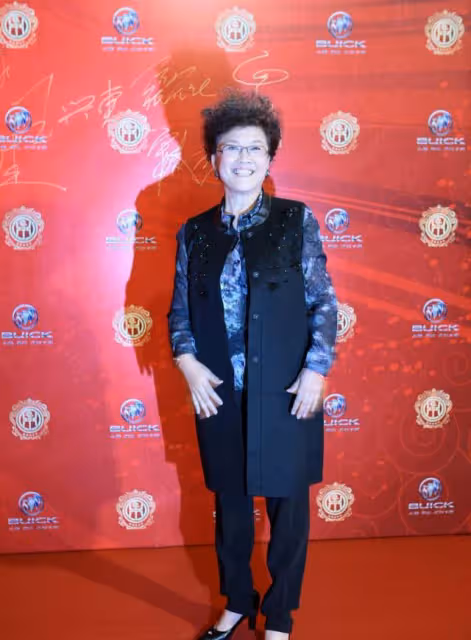 宋春麗這樣挺好的,滿頭白髮有老人真實感,比那些裝嫩打針強太多