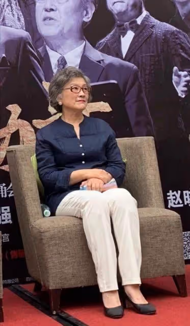 宋春麗這樣挺好的,滿頭白髮有老人真實感,比那些裝嫩打針強太多