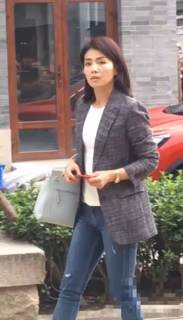 劉濤素顏都這麼好看,但怎麼扮嫩都沒少女感,胡歌鬍子拉碴顯邋遢