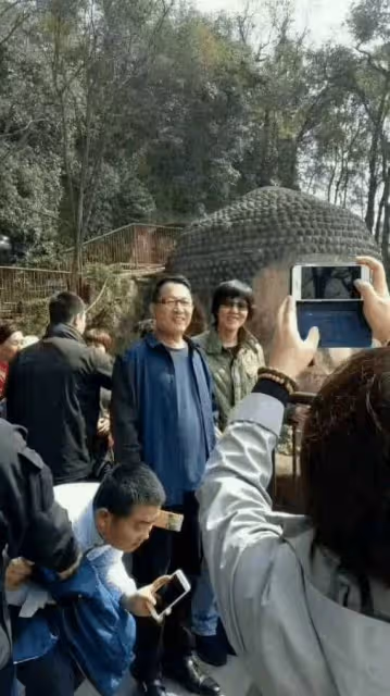 郎平夫妻旅遊被拍,留長發染紅色太有女人味,但身材幹瘦更像奶奶