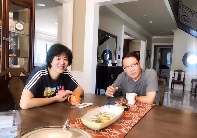 郎平夫妻旅遊被拍,留長發染紅色太有女人味,但身材幹瘦更像奶奶