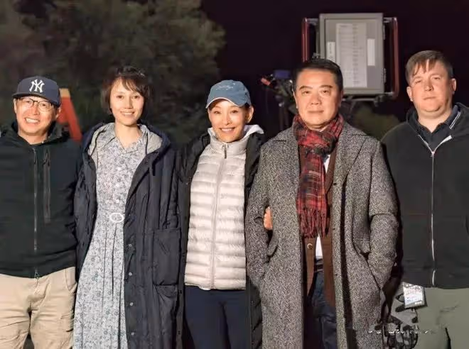 陳沖直接素顏,跟袁泉同框才知道差距大,她農村大媽袁泉像初中生
