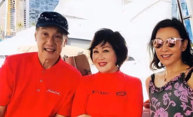 陳沖直接素顏,跟袁泉同框才知道差距大,她農村大媽袁泉像初中生