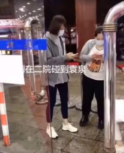 陳沖直接素顏,跟袁泉同框才知道差距大,她農村大媽袁泉像初中生
