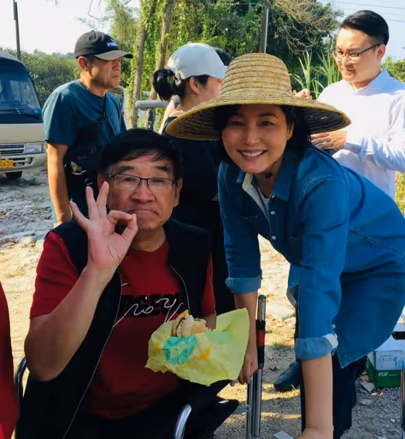 張延回農村老家,穿著打扮一股子土味,皮膚粗糙跟52歲奶奶無異!