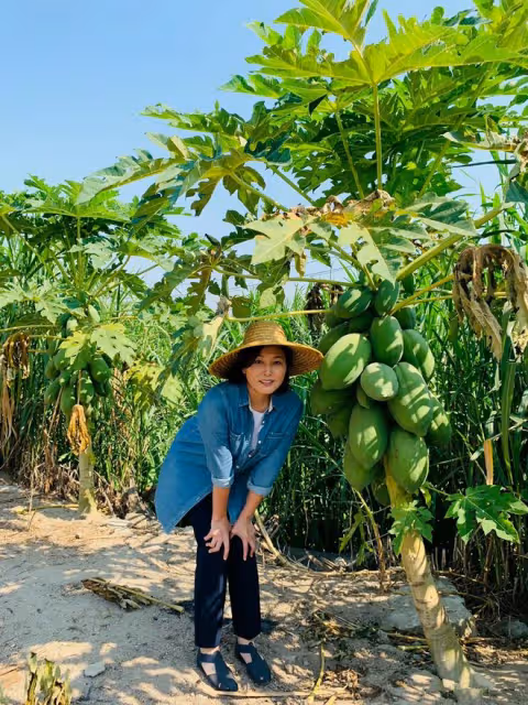 張延回農村老家,穿著打扮一股子土味,皮膚粗糙跟52歲奶奶無異!