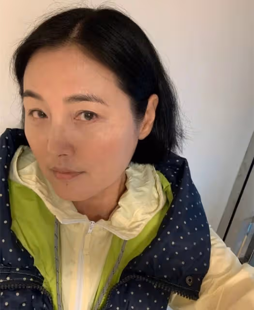 張延回農村老家,穿著打扮一股子土味,皮膚粗糙跟52歲奶奶無異!