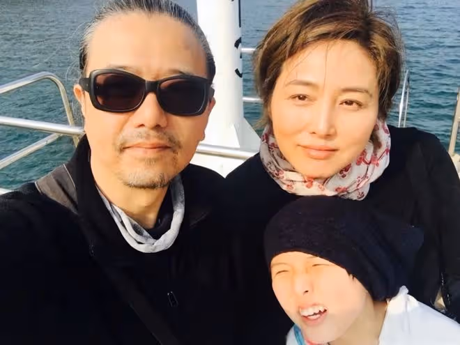張延回農村老家,穿著打扮一股子土味,皮膚粗糙跟52歲奶奶無異!